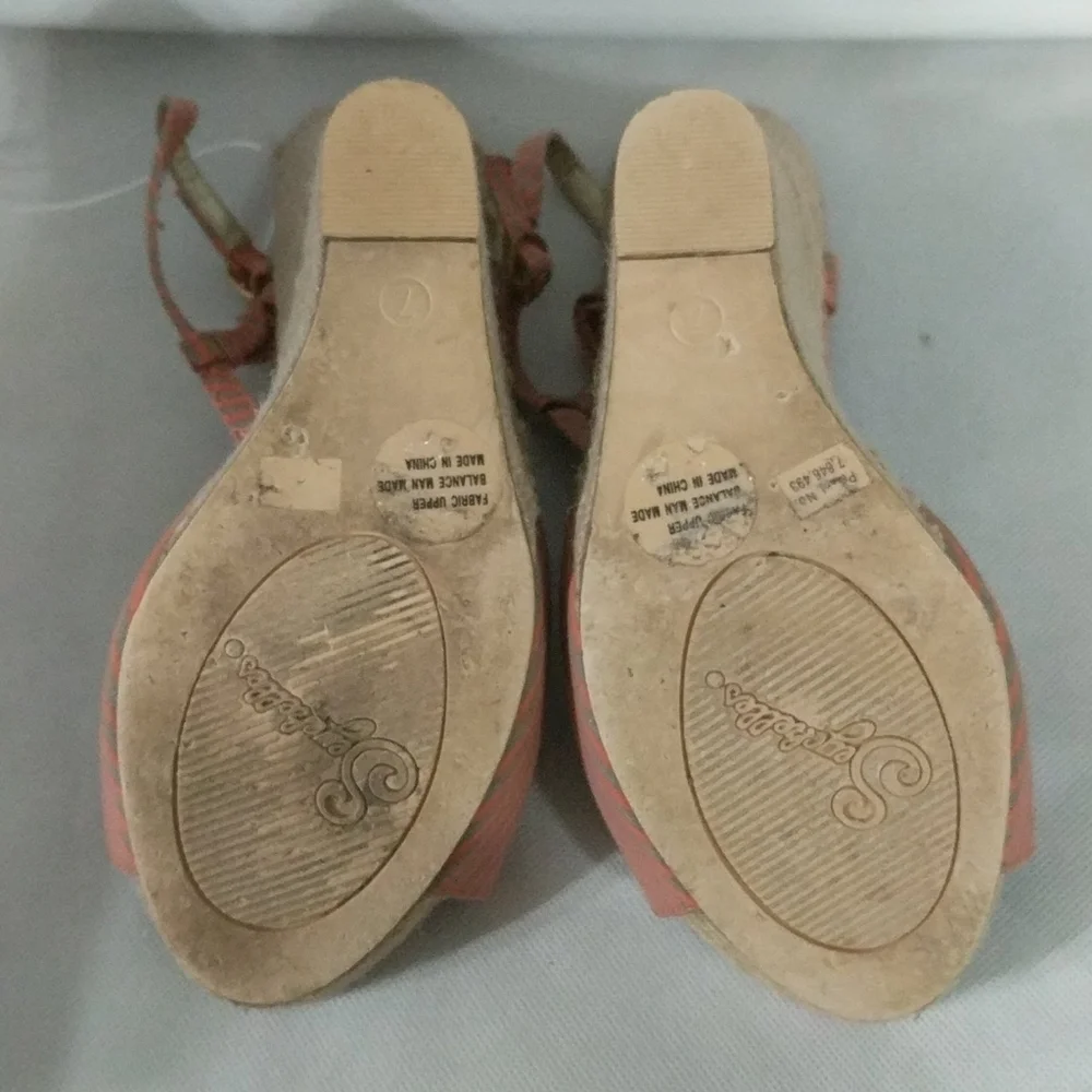 𝅺Seychelles Coral and Green Ruffle Espadrilles Wedge Sandals - size 7